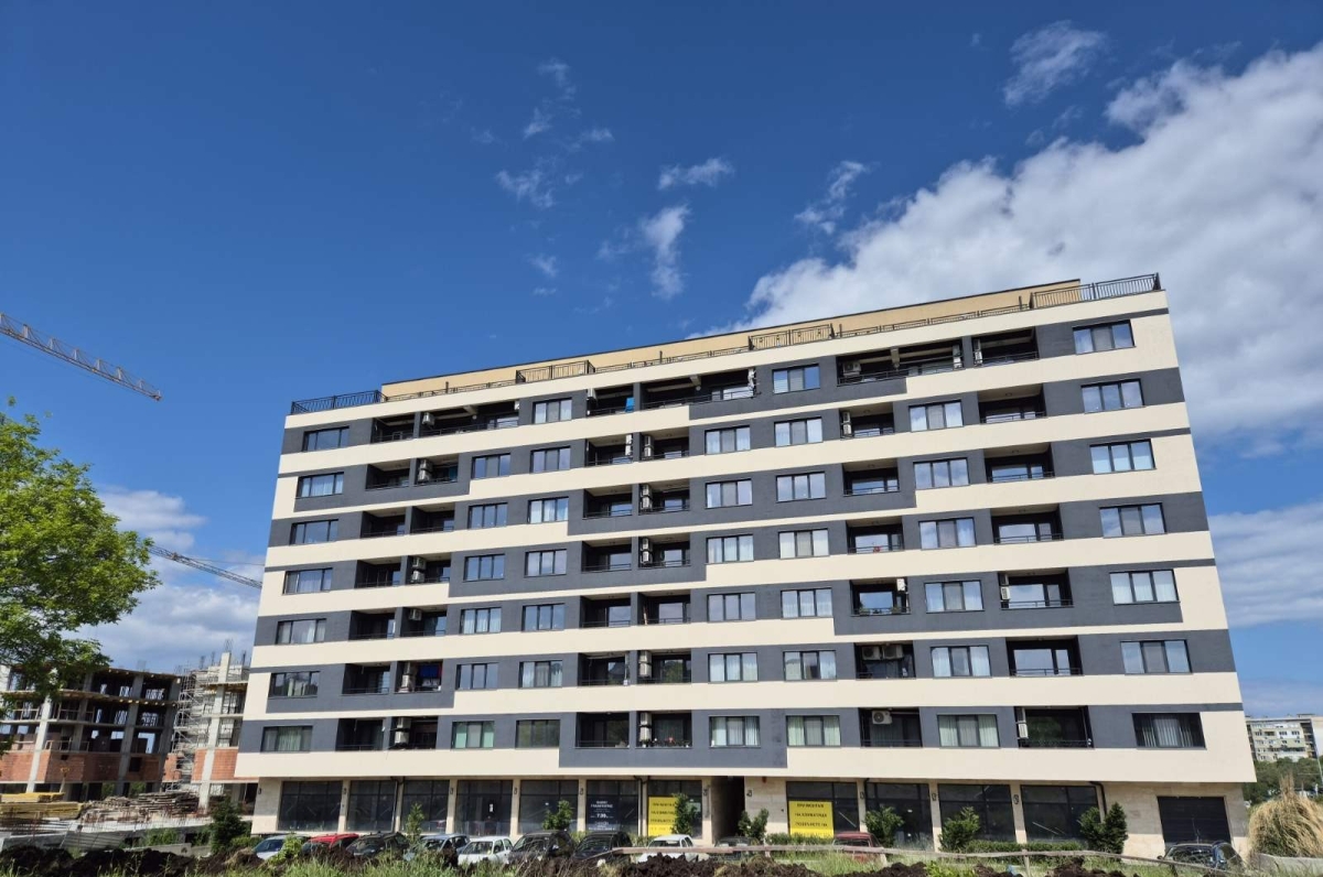 Продава се търговски обекти Блок 750 Вход Б — Ново Строителство Бургас Зарков 78